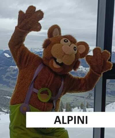 Maskottchen Alpini, ein Murmeltier in grüner Lederhose, winkt mit beiden Armen