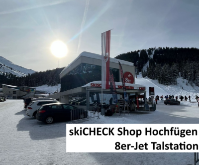 skiCHECK Shop an der Talstation des 8er-Jet in Hochfügen bei Sonnenschein