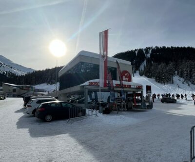Talstation des 8er-Jet in Hochfügen mit skiCHECK Shop und Parkplatz