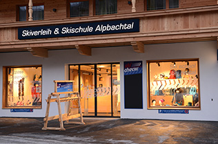 Außenansicht des Skicheck-Shops in Alpbach in der Abenddämmerung