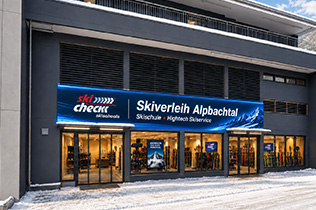 Skicheck Skiverleih Alpbachtal an der Pöglbahn, verglaste Front mit Ski im Schaufenster